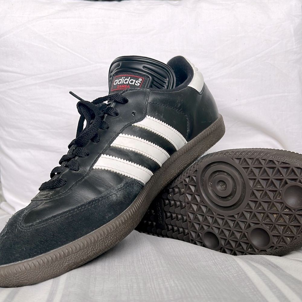 Indoor soccer shoes